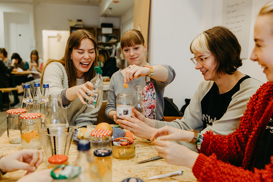 Und los geht's: Wir versuchen unser Glück beim zusammenmischen (Foto: Jana Dünnhaupt / Uni Magdeburg)