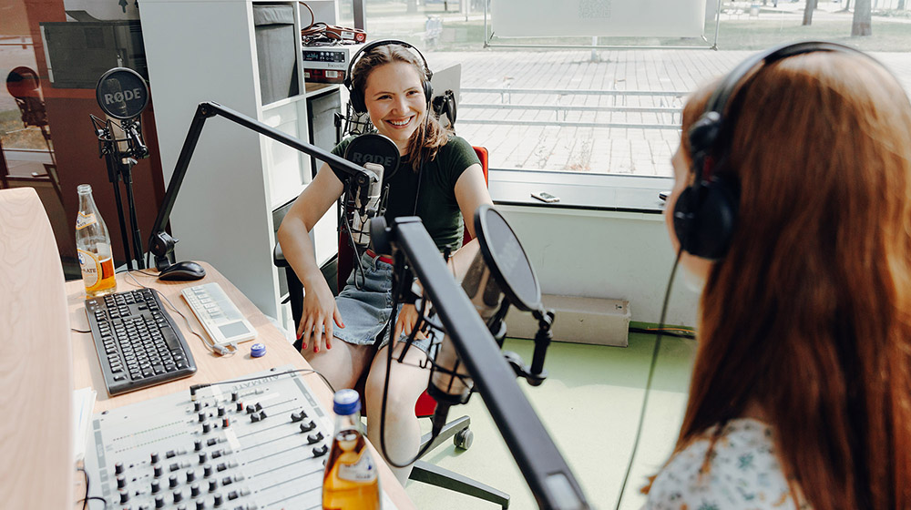 Moderatorin Nantje Bischoff bei Podcastaufnahmen im Guericke FM Studio im Campus Service Center der Universität Magdeburg.