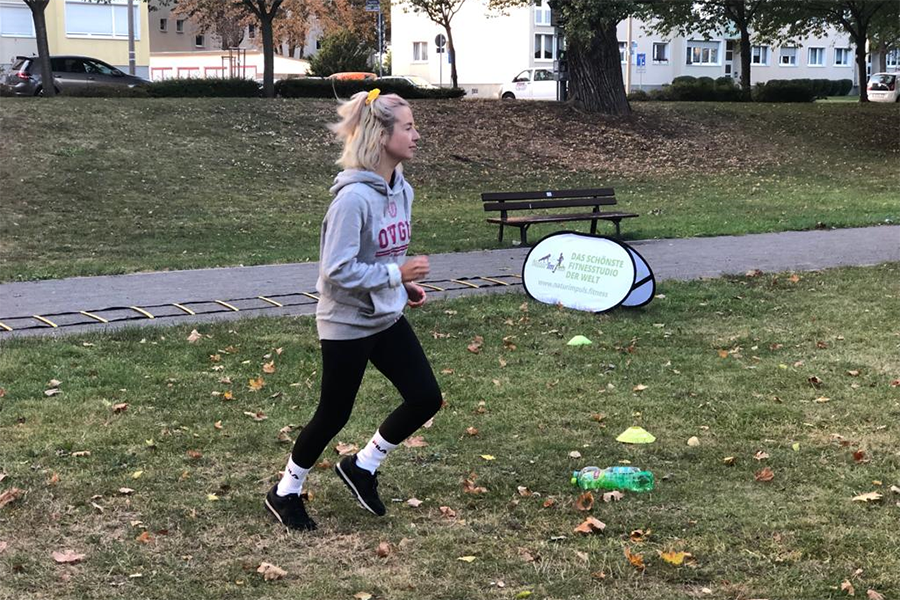 Janina beim Warmup vorm Zirkeltraining (c) Lisa Baaske Beitrag