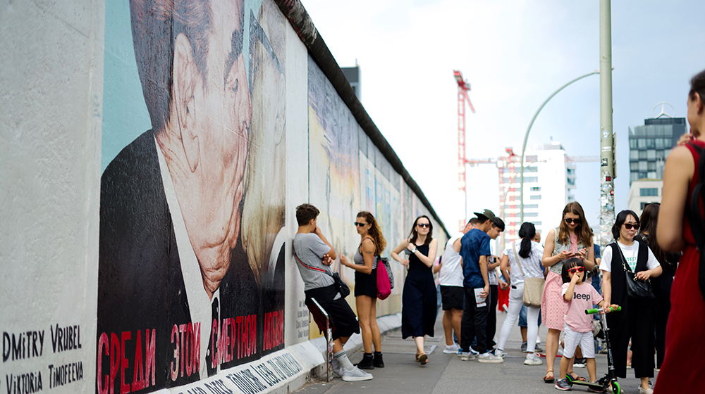 Bei der East Side Gallery an der Berliner Mauer (c) shutterstock_ Viktor Ronnert