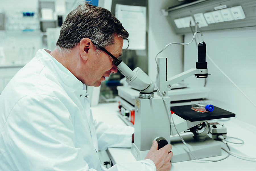 Prof. Zenker am Mikroskop im Labor (c) Jana Dünnhaupt Uni Magdeburg