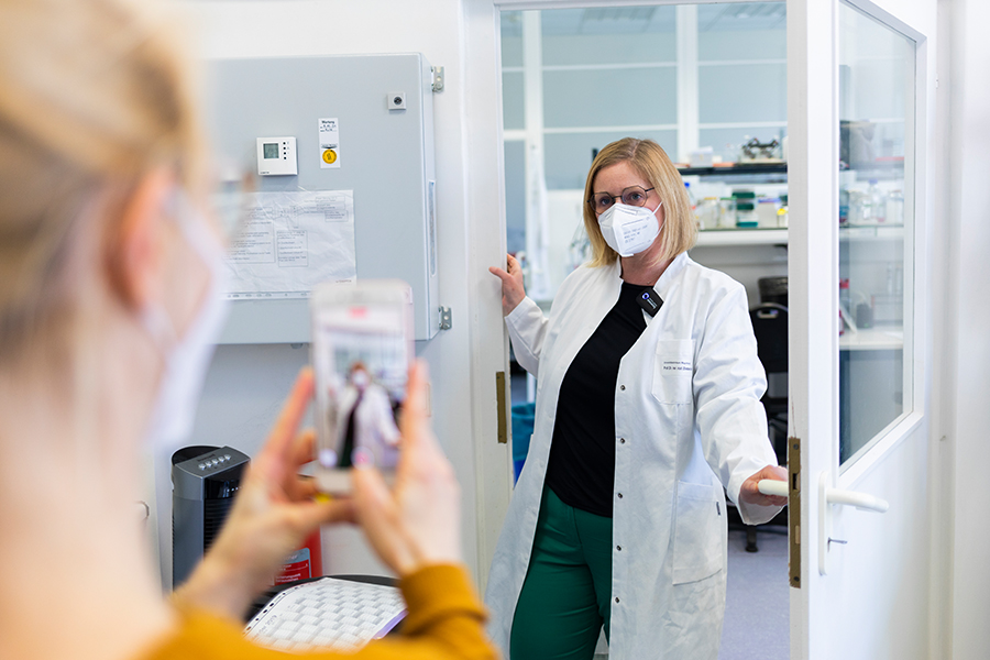 Bei den Aufnahmen von Zusammen Wissen bei Prof. Dieterich im Labor (c) Sarah Kossmann / Universitätsmedizin Magdeburg