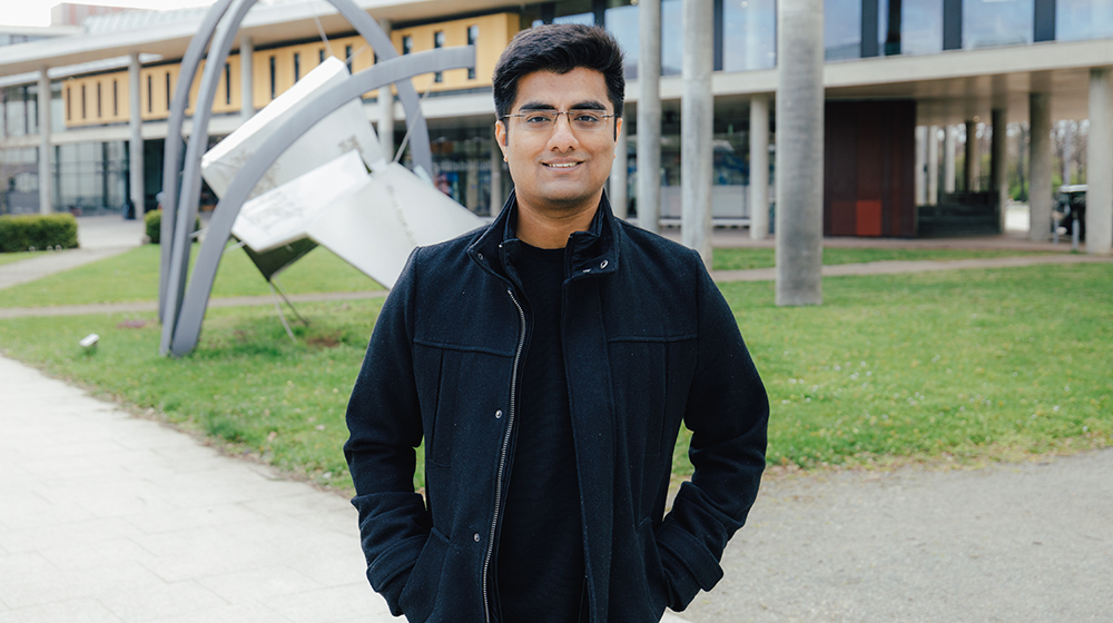 Student Anirban Saha made a virtue out of necessity and now gives tips in his podcast on how international students can best find a job in Magdeburg (Photo: Jana Dünnhaupt / University of Magdeburg)