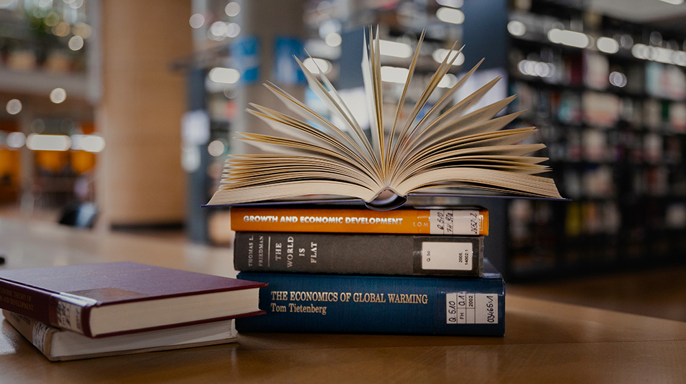 Bücherstapel in der Bibliothek (c) Hannah Theile Uni Magdeburg