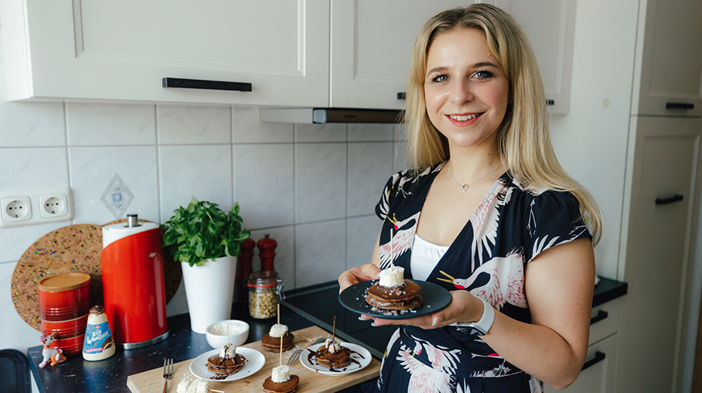 In ihrer Küche zaubert Vivian Reising neue Kreationen für ihren Foodblog (Foto: Jana Dünnhaupt / Uni Magdeburg)