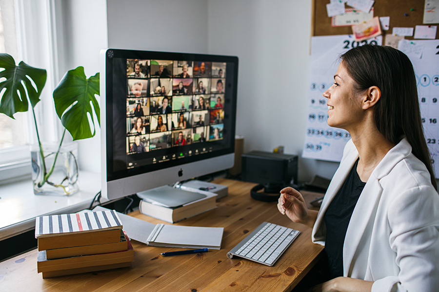 Frau beim Online-Meeting im Homeoffice (c) Shutterstock Girts Ragelis