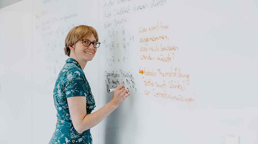 Prof. Dr. Stefanie Rach vor einem White Board (c) Jana Dünnhaupt Uni Magdeburg