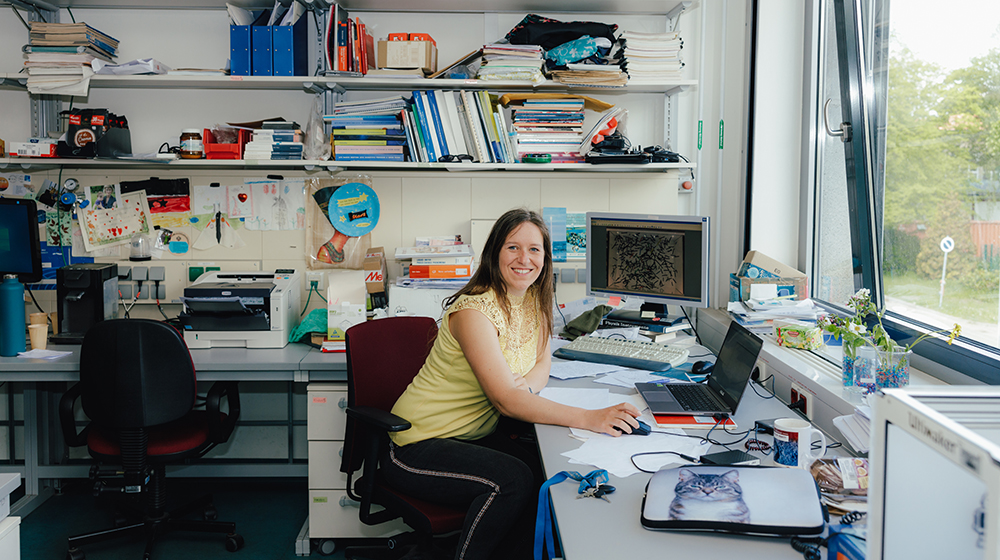 Die Physikerin Dr. Kirsten Harth in ihrem Büro (Foto: Jana Dünnhaupt / Uni Magdeburg)