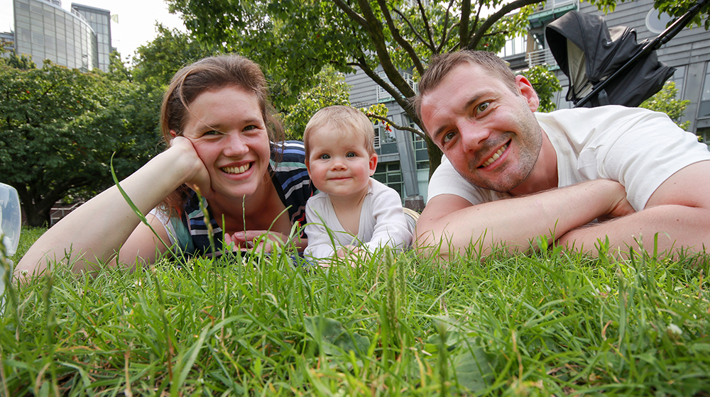 Anne und Carsten Krüger gemeinsam mit ihrer kleinen Tochter Tess (Foto: privat)