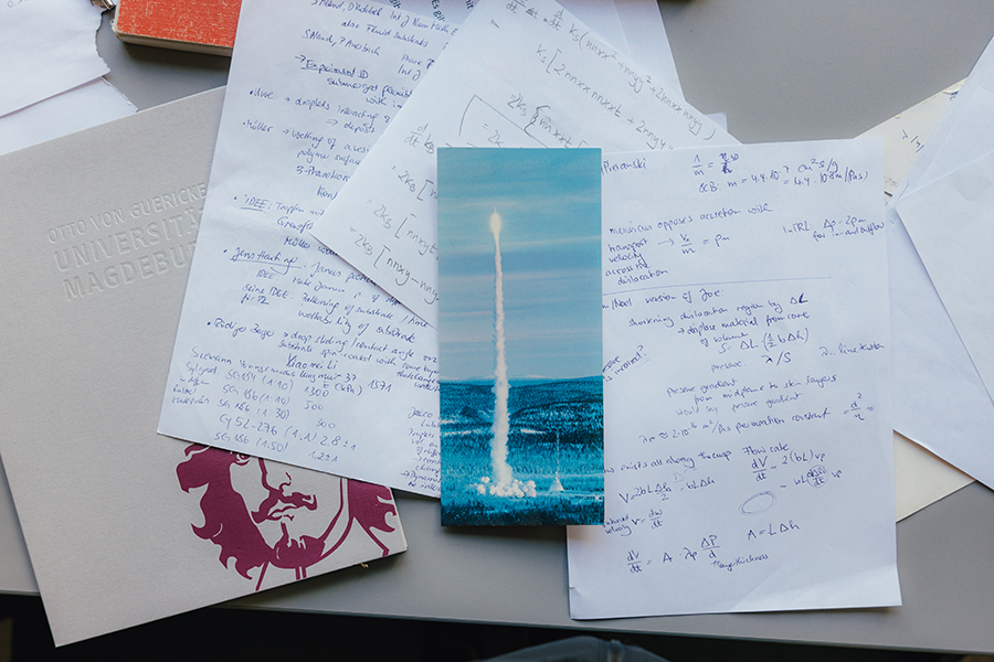 Im Büro von Dr. Kirsten Harth liegt eine Postkarte vom Start der größten europäischen Forschungsrakete (c) Jana Dünnhaupt Uni Magdeburg