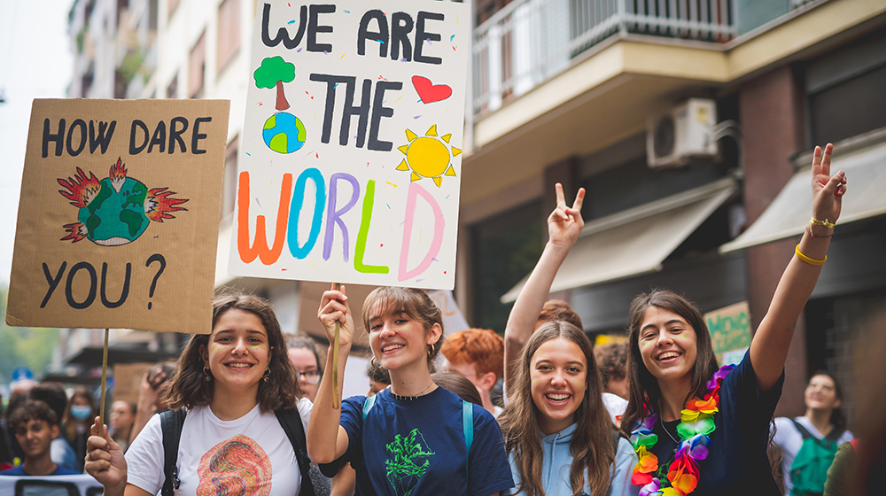 Jugendliche bei einer Demo von Fridays for Future (c) Shutterstock Eugenio Marongiu