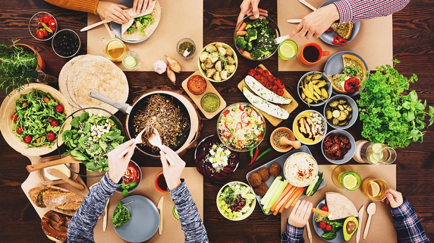 mit veganem Essen gedeckter Tisch (c) Shutterstock Photographee.eu