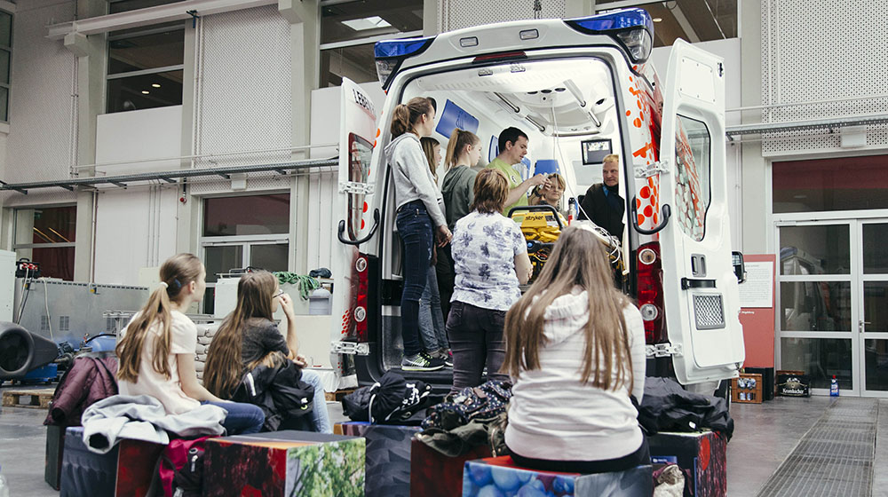 /unimagdeburg_media/Universit%C3%A4t/Was+uns+auszeichnet/2023/Sch%C3%BCler+und+Sch%C3%BClerinnen+schauen+sich+in+einem+Show_Rettungswagen+die+Medizintechnik+an+%28c%29+Harald+Krieg+Uni+Magdeburg-height-560-width-1000-p-105068.jpg