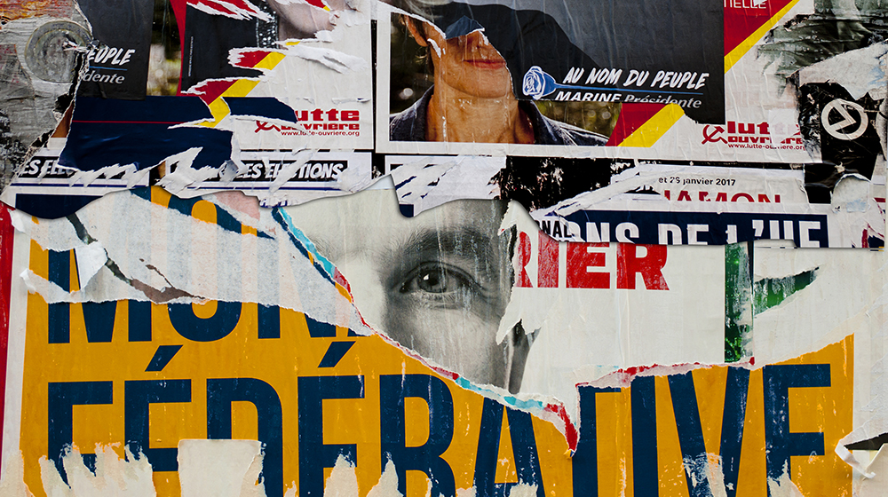 Wand mit abgerissenen Plakaten (Foto: Shutterstock / Laurentlesax)